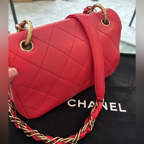 😻Chanel Matelassé crossbody bag! - Picture 2 of 4